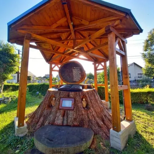 Mamutfenyő emlékmű